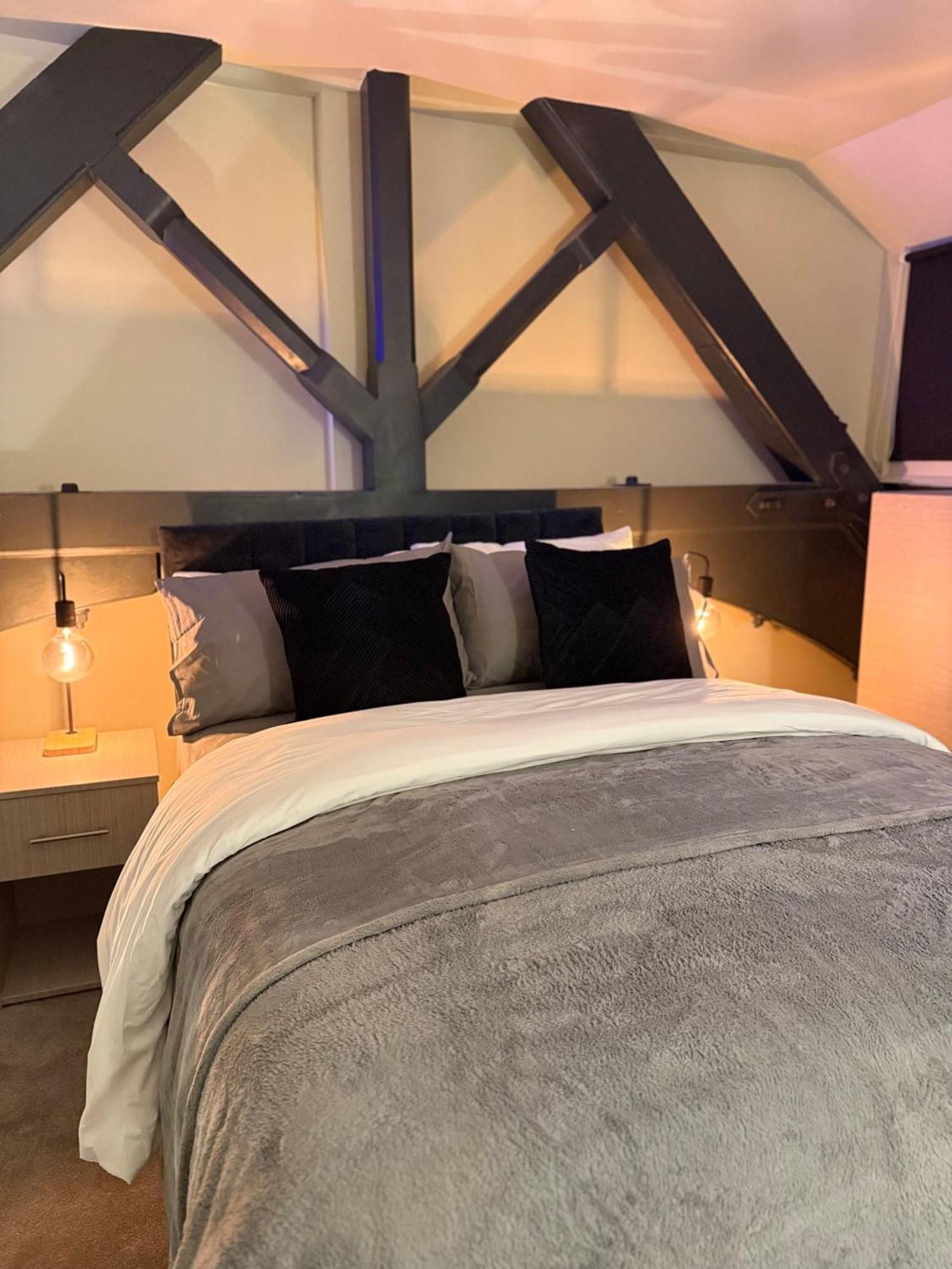 Cosy Mezzanine Apartment Leeds City Centre Bagian luar foto