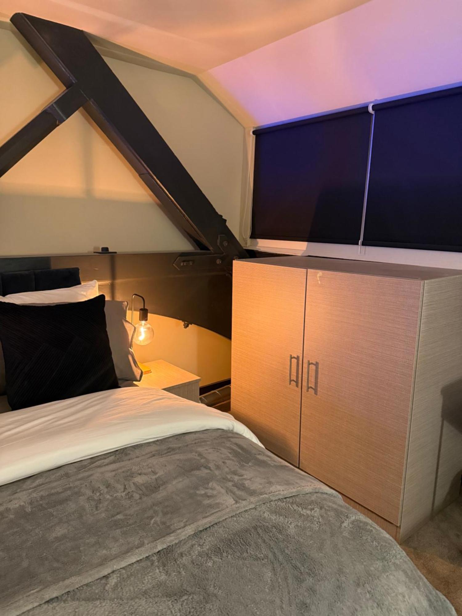 Cosy Mezzanine Apartment Leeds City Centre Bagian luar foto