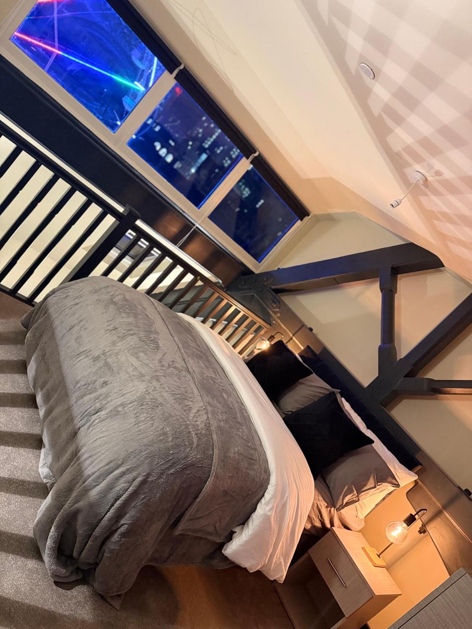 Cosy Mezzanine Apartment Leeds City Centre Bagian luar foto