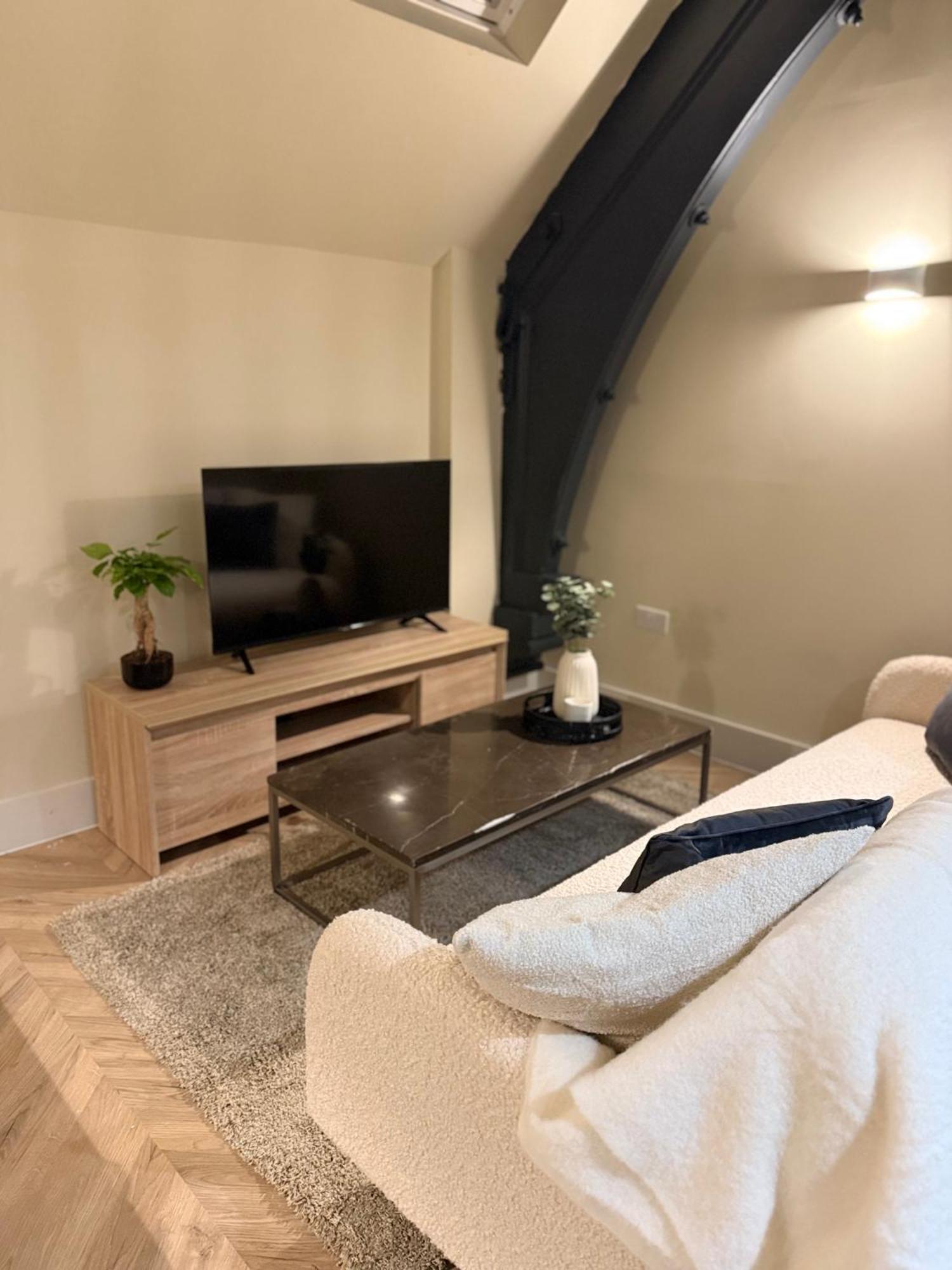 Cosy Mezzanine Apartment Leeds City Centre Bagian luar foto